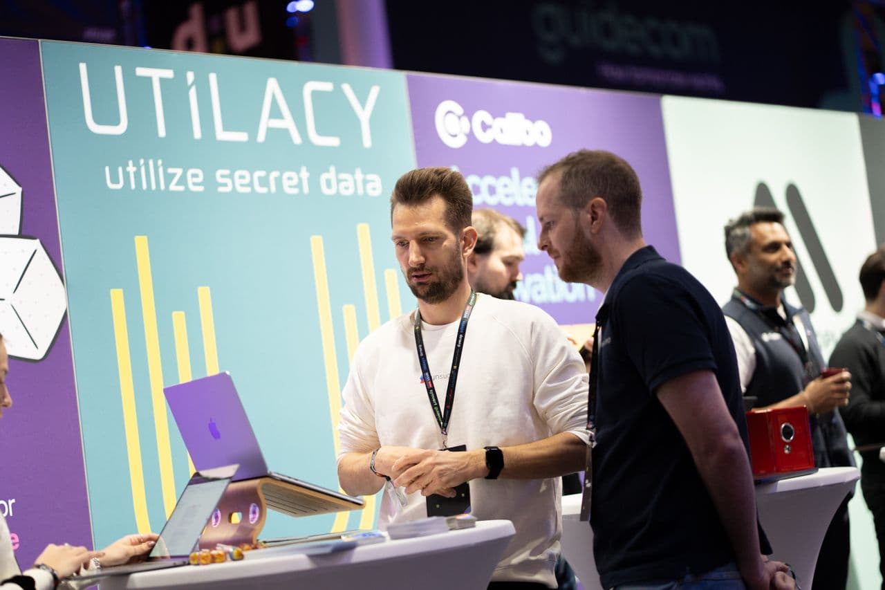 DATA-UNPLUGGED STARTUP STÄNDE B REIHE-02257